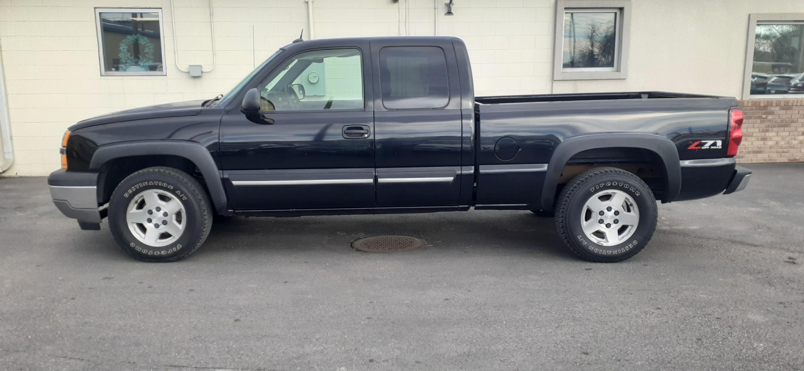 2005 Chevrolet Silverado 1500 Ext. Cab Long Bed 4WD (1GCEK19Z05Z) with an 5.3L V8 OHV 16V FFV engine, 4-Speed Automatic Overdrive transmission, located at 2015 Cambell Street, Rapid City, SD, 57701, (605) 342-8326, 44.066433, -103.191772 - Photo #0